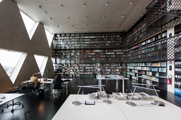 20190813provinciehuisbibliotheekmettrap2.jpg